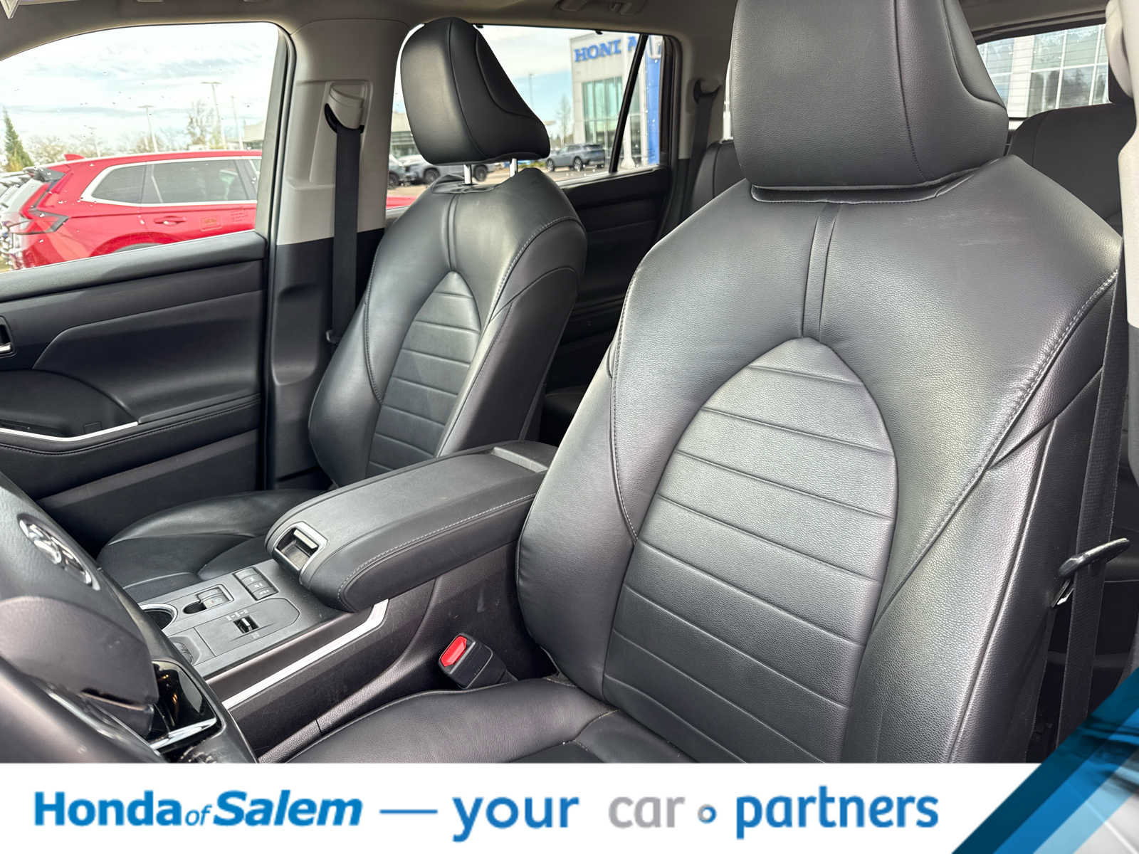 Used 2020 Toyota Highlander XLE image 11