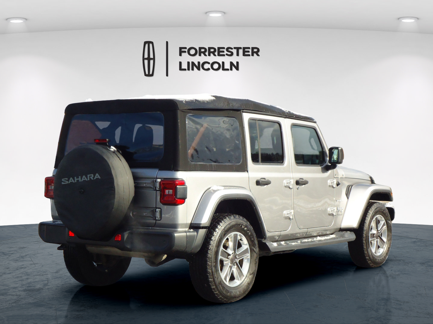 Used 2019 Jeep Wrangler Unlimited Sahara w/ Dual Top Group AWD/4WD image 3