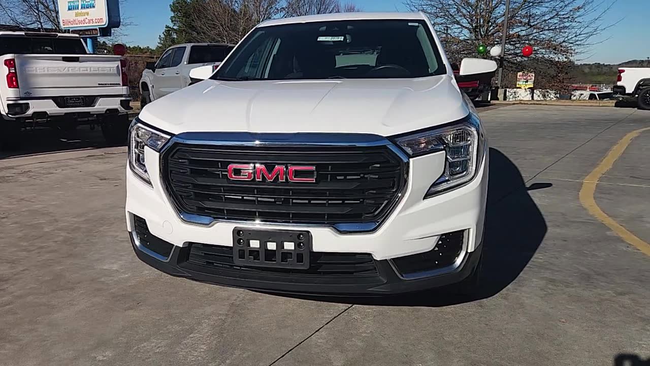 Used 2024 GMC Terrain SLE image 2