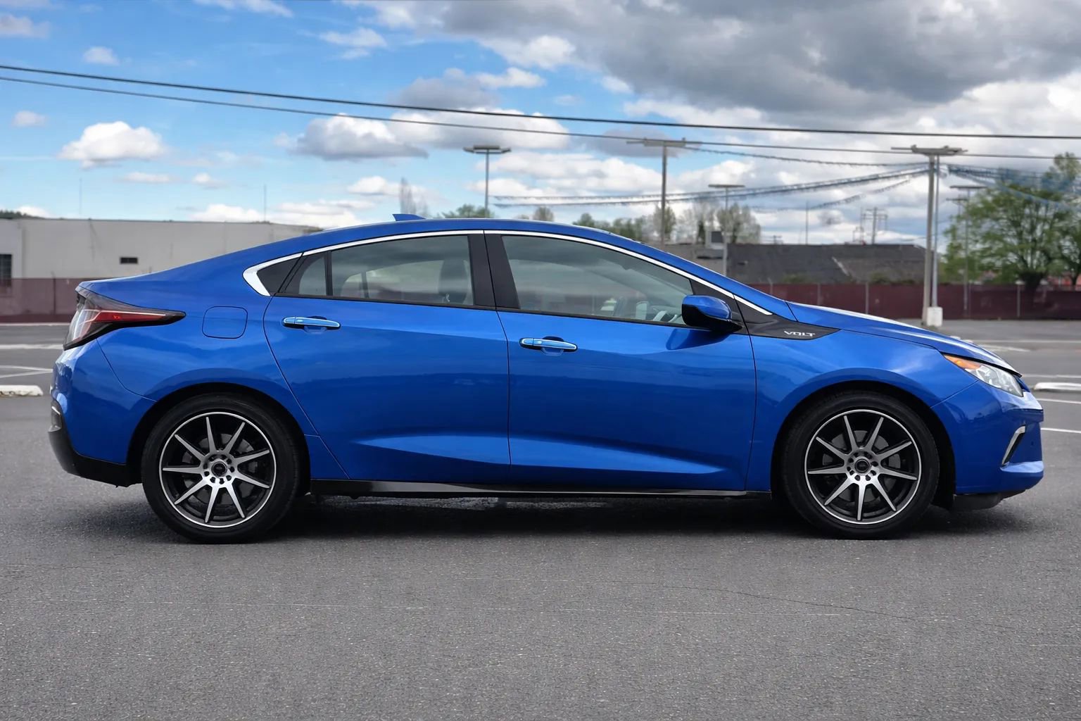 Used 2017 Chevrolet Volt Premier w/ Driver Confidence II Package FWD image 3