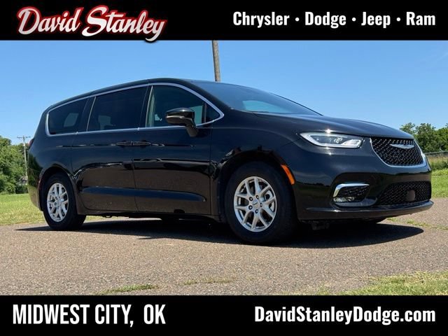 Used 2025 Chrysler Pacifica Select FWD image 1