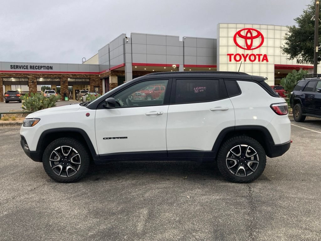 Used 2025 Jeep Compass Trailhawk AWD/4WD image 7