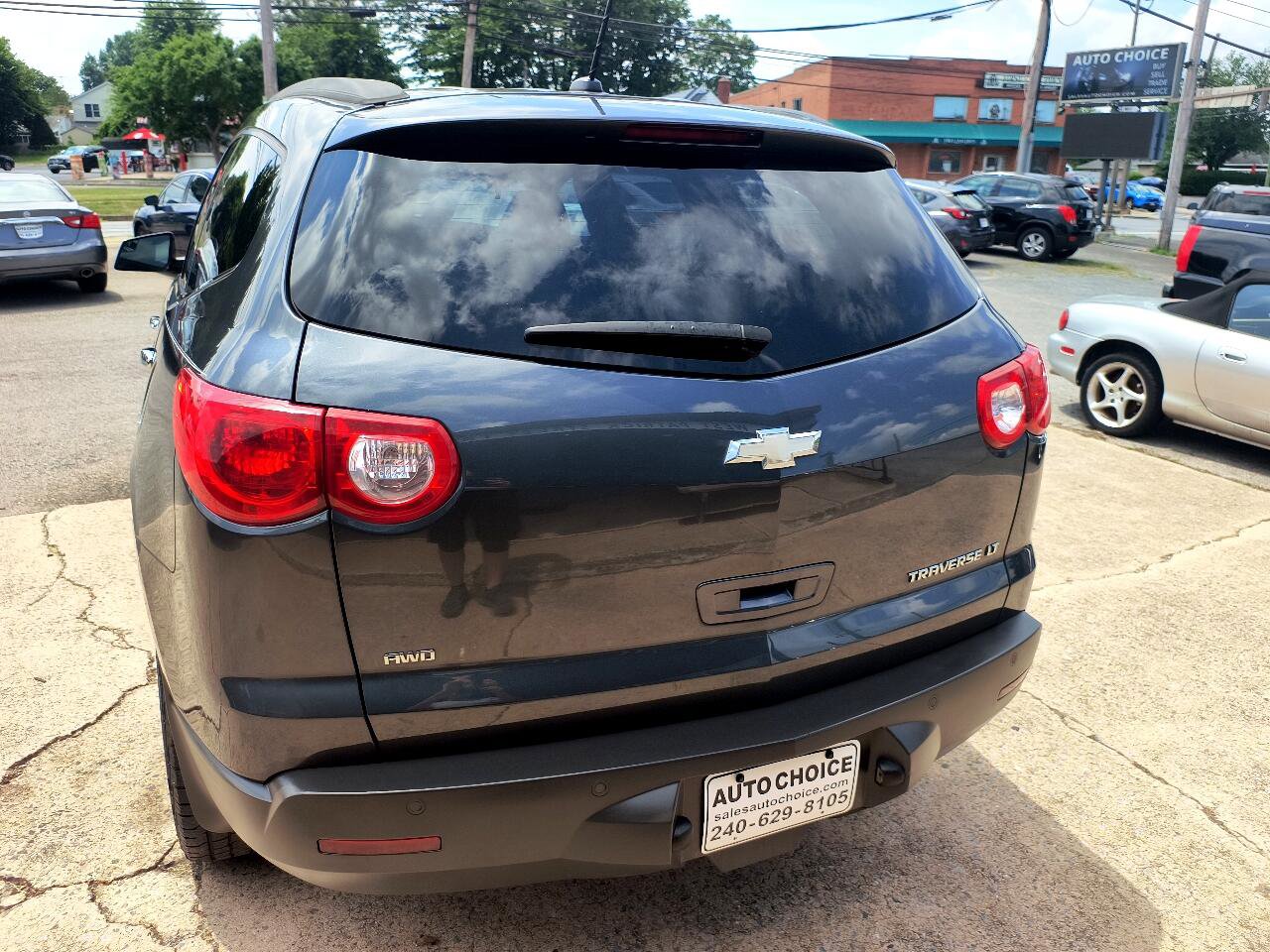 Used 2010 Chevrolet Traverse LT image 12