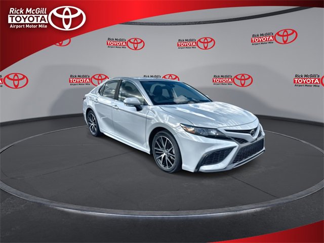 Used 2023 Toyota Camry SE image 2