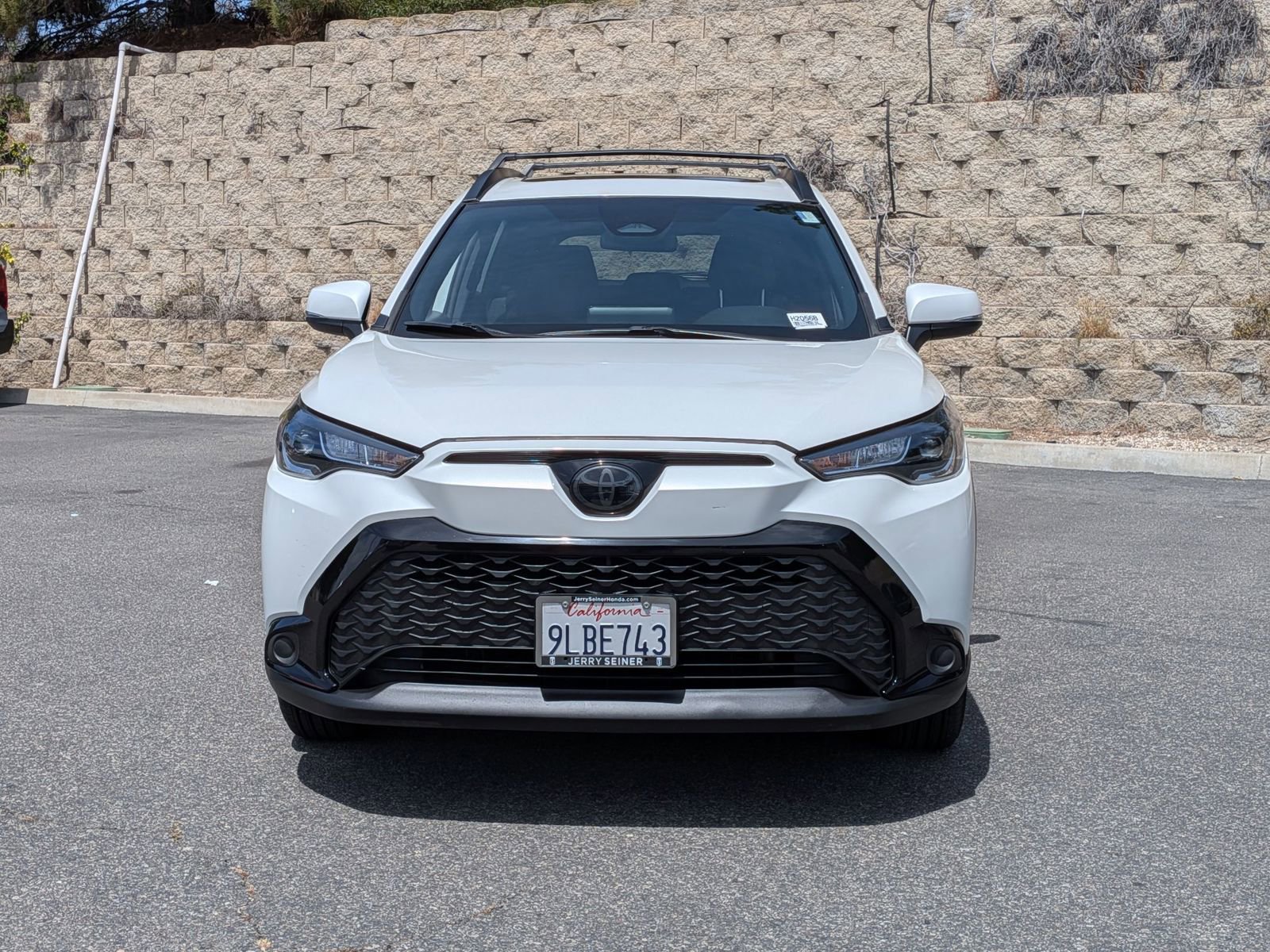 Used 2024 Toyota Corolla Cross SE w/ Moonroof Package image 2