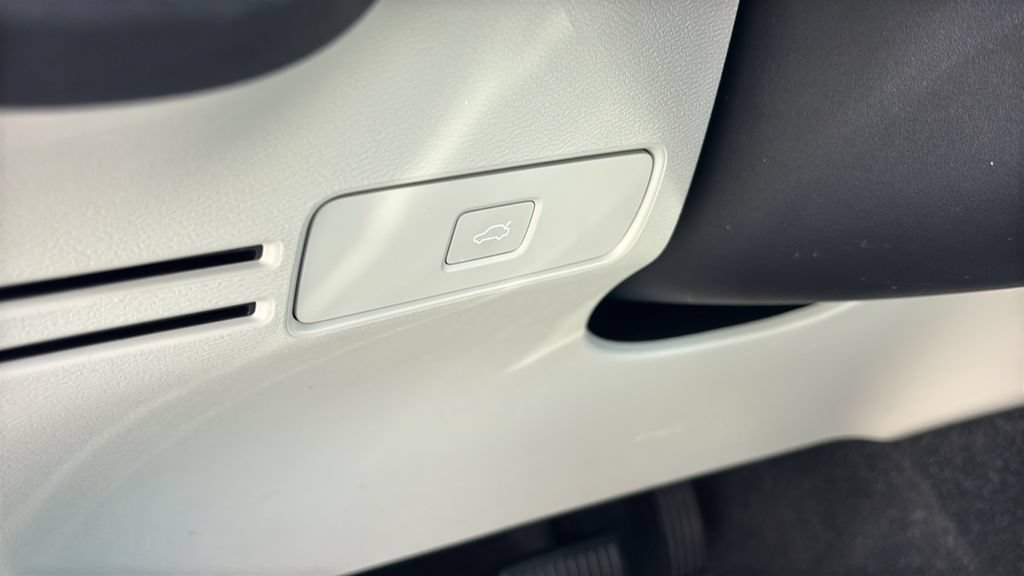 Certified 2026 Volvo XC40 B5 Plus AWD/4WD image 13