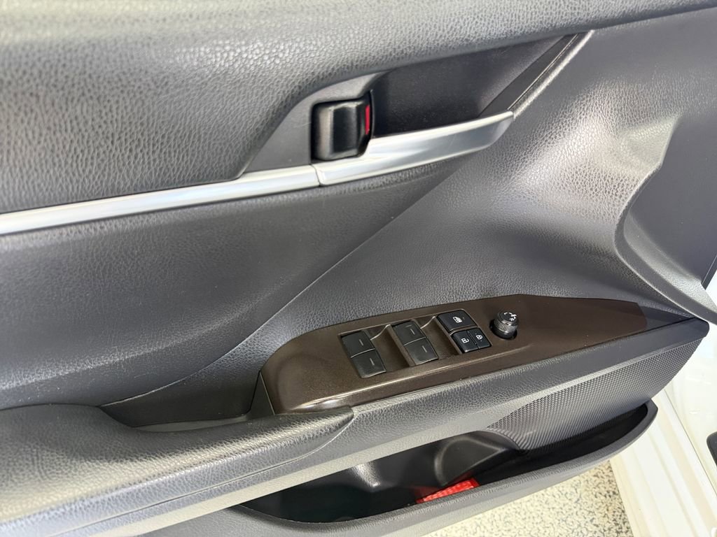 Used 2021 Toyota Camry SE FWD image 11