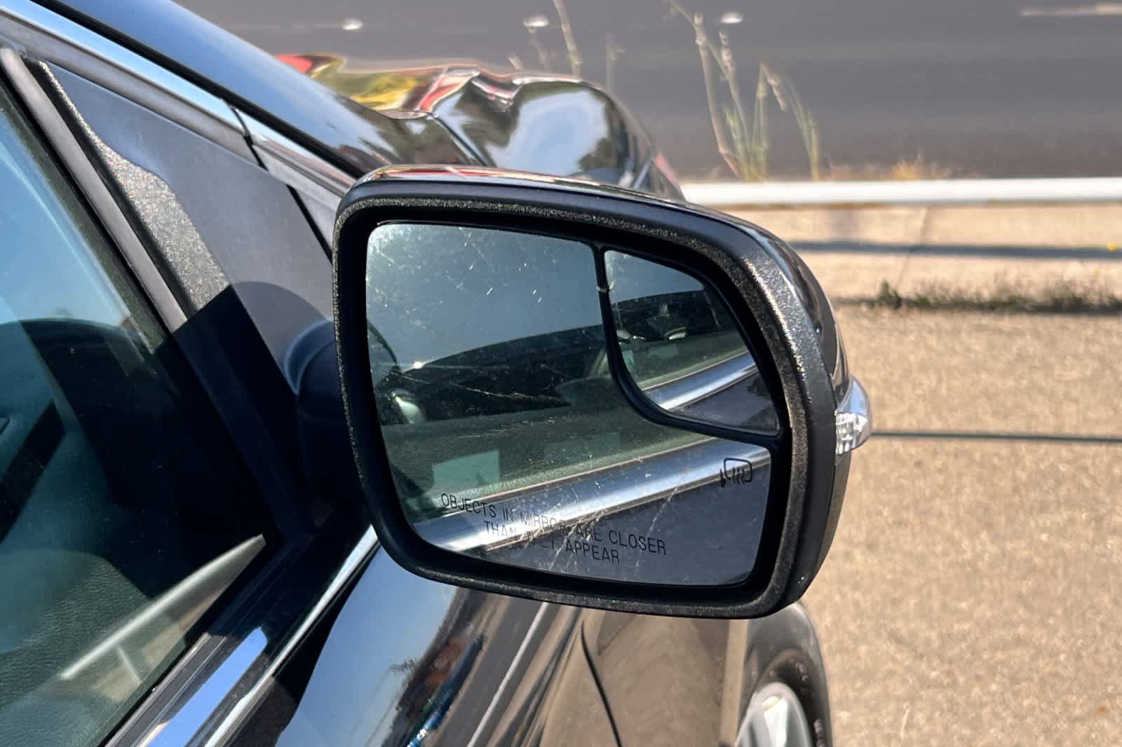 Used 2018 Ford Edge Titanium FWD image 16