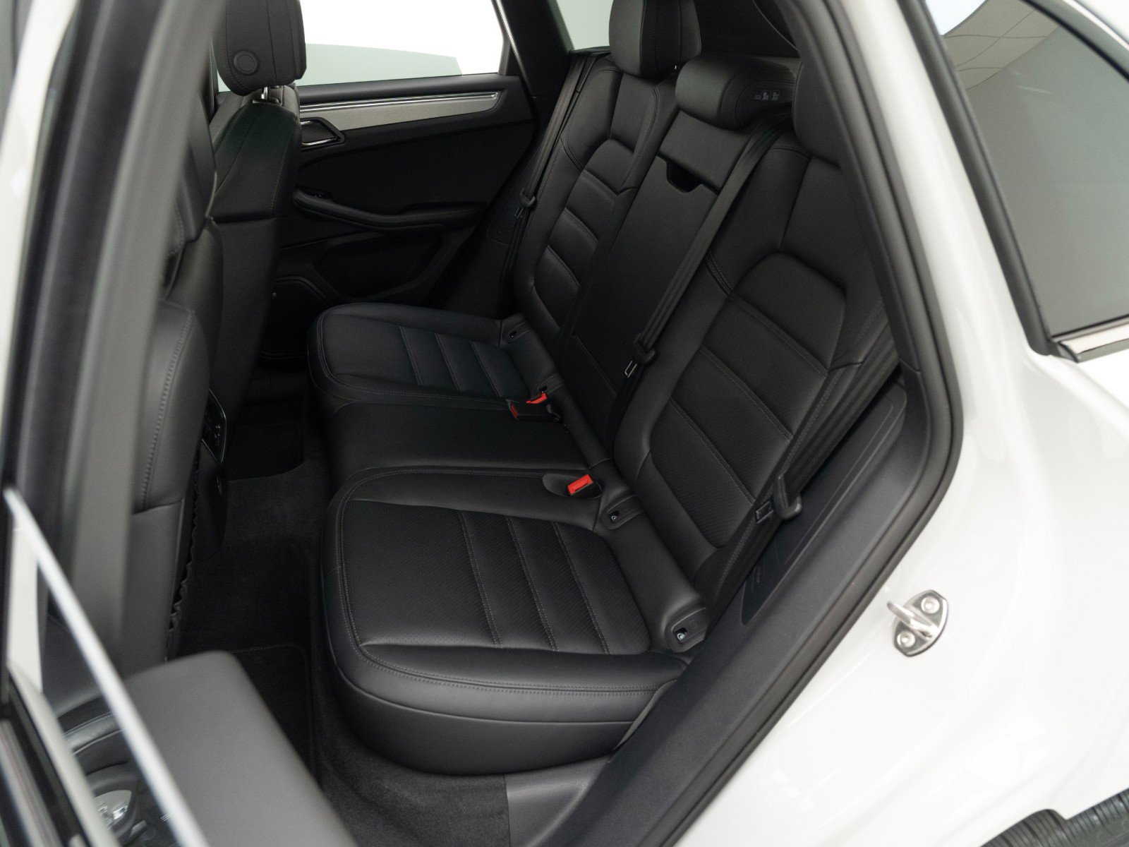 Certified 2025 Porsche Macan image 29