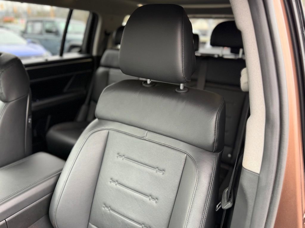 Used 2025 Hyundai Santa Fe Limited AWD/4WD image 16