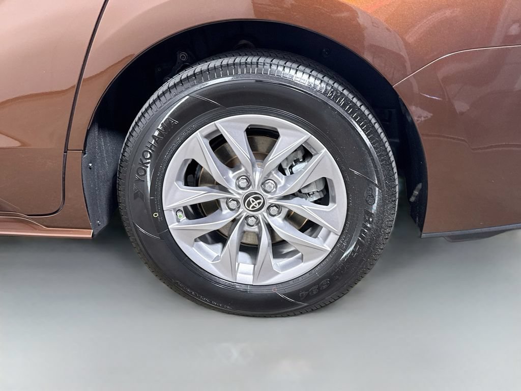 Used 2022 Toyota Sienna XLE FWD image 30