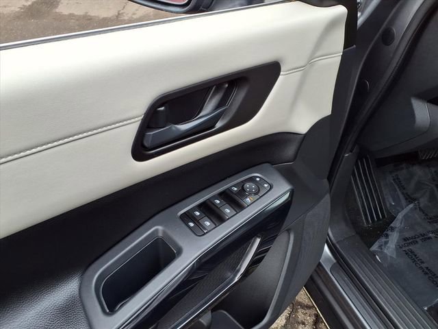 Used 2024 Nissan Pathfinder SV image 12