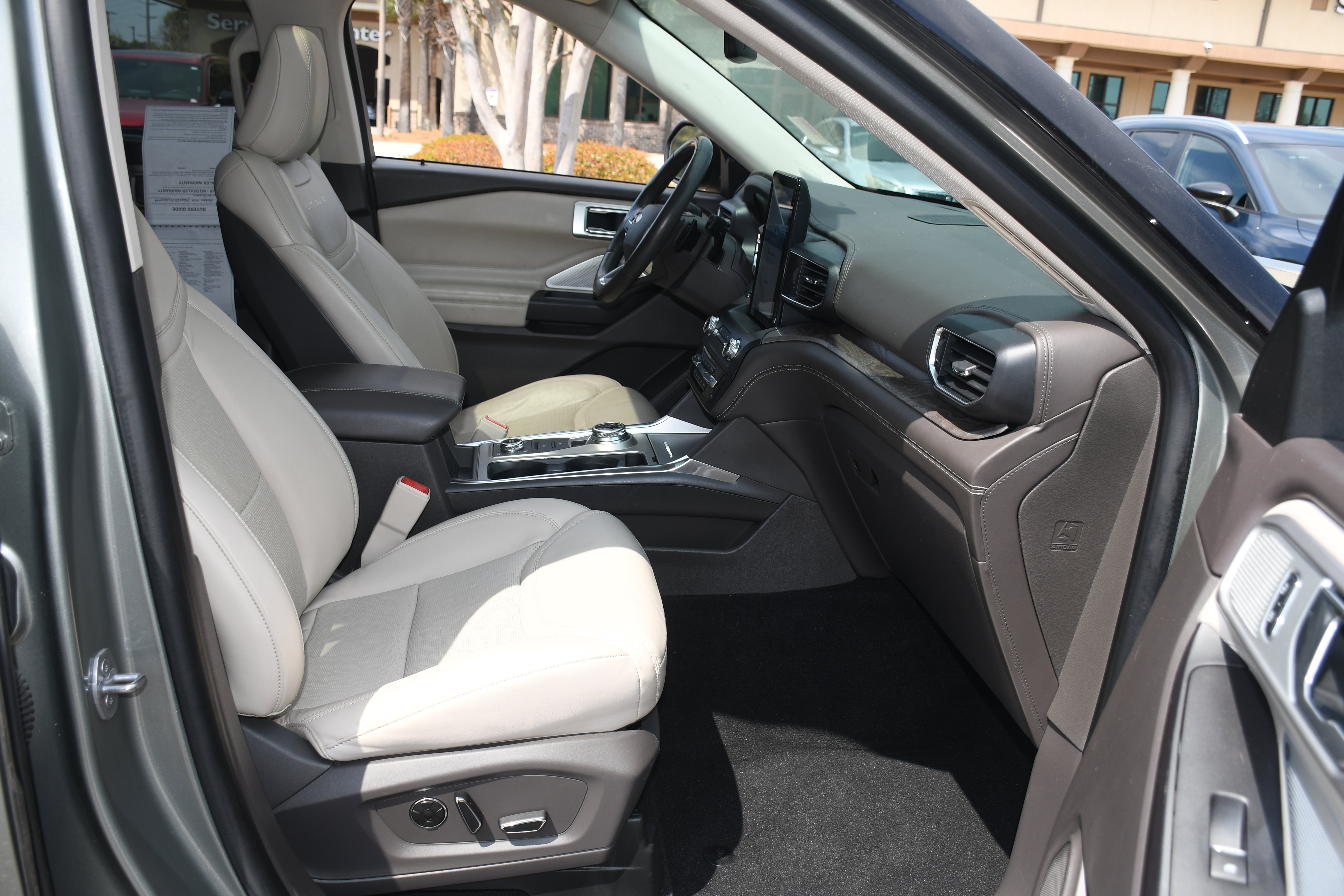 Used 2020 Ford Explorer Platinum w/ Premium Technology Package image 23