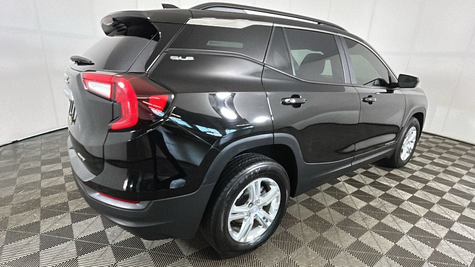 Used 2022 GMC Terrain SLE w/ Driver Convenience Package AWD/4WD image 4