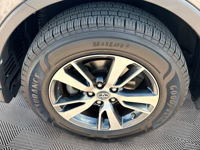 Used 2018 Toyota RAV4 XLE FWD image 30
