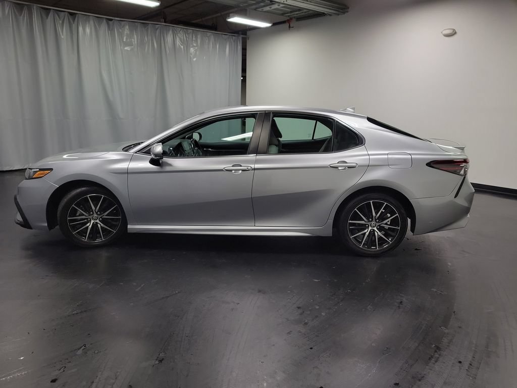 Used 2022 Toyota Camry SE FWD image 5