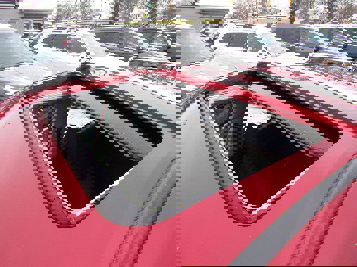 Used 2009 Pontiac Vibe w/ Sun And Sound Package image 28