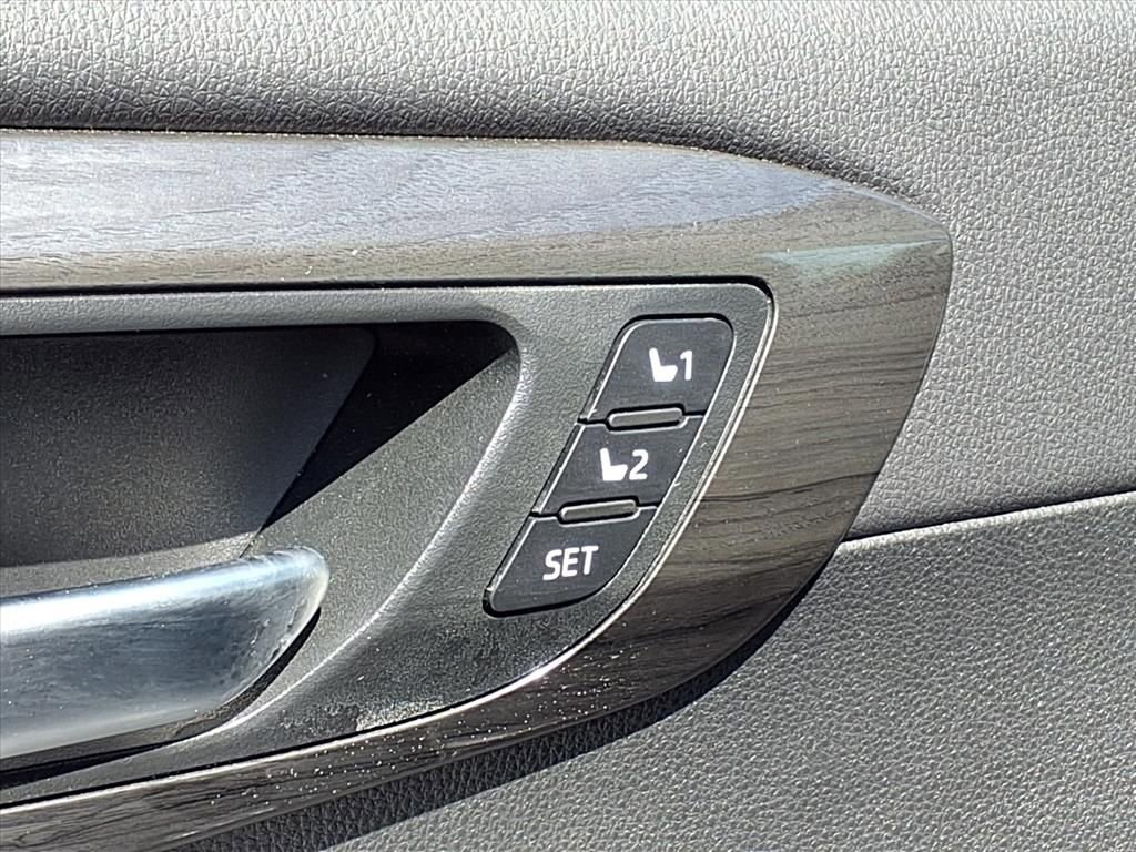 Used 2025 Toyota Highlander Platinum image 30