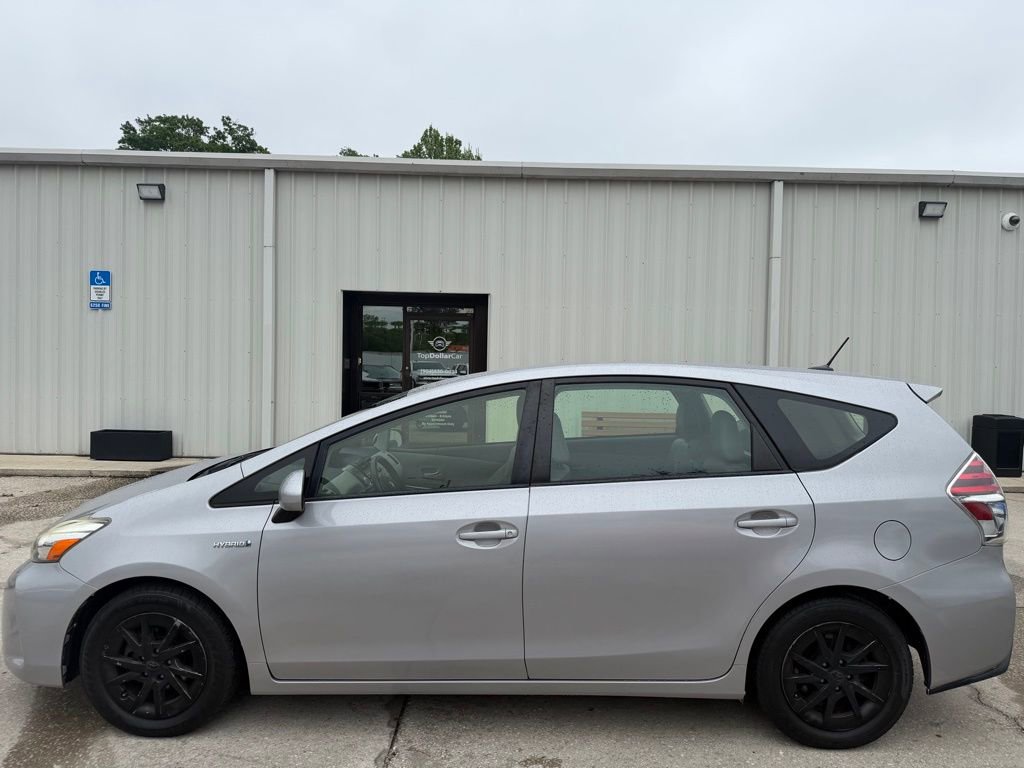 Used 2017 Toyota Prius V Four image 2