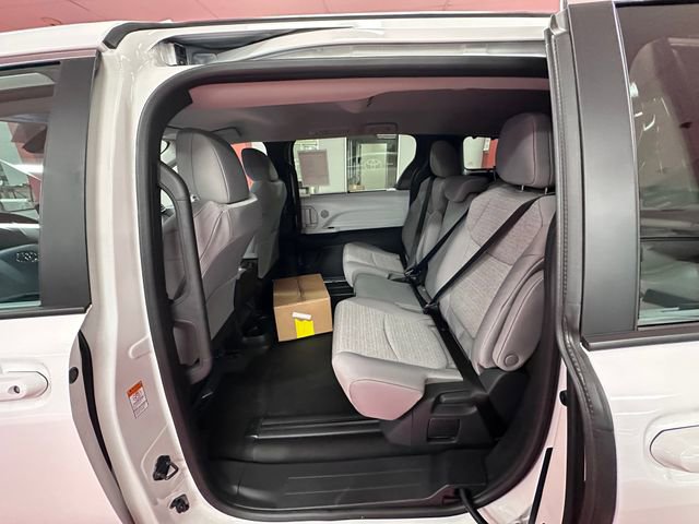 Used 2026 Toyota Sienna LE image 12