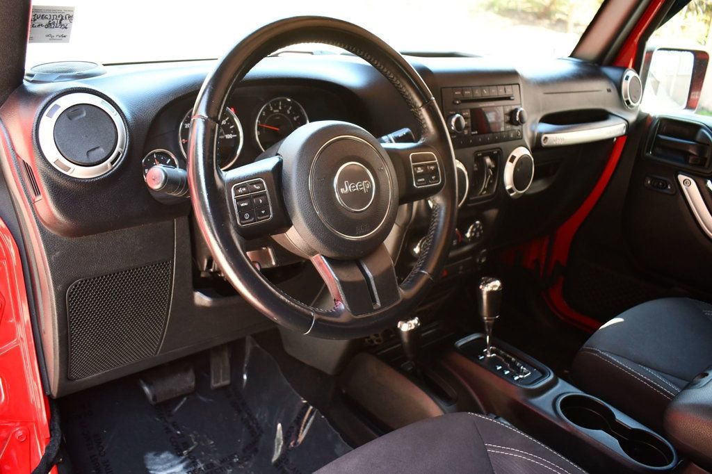 Used 2018 Jeep Wrangler Unlimited Sahara w/ Connectivity Group image 30