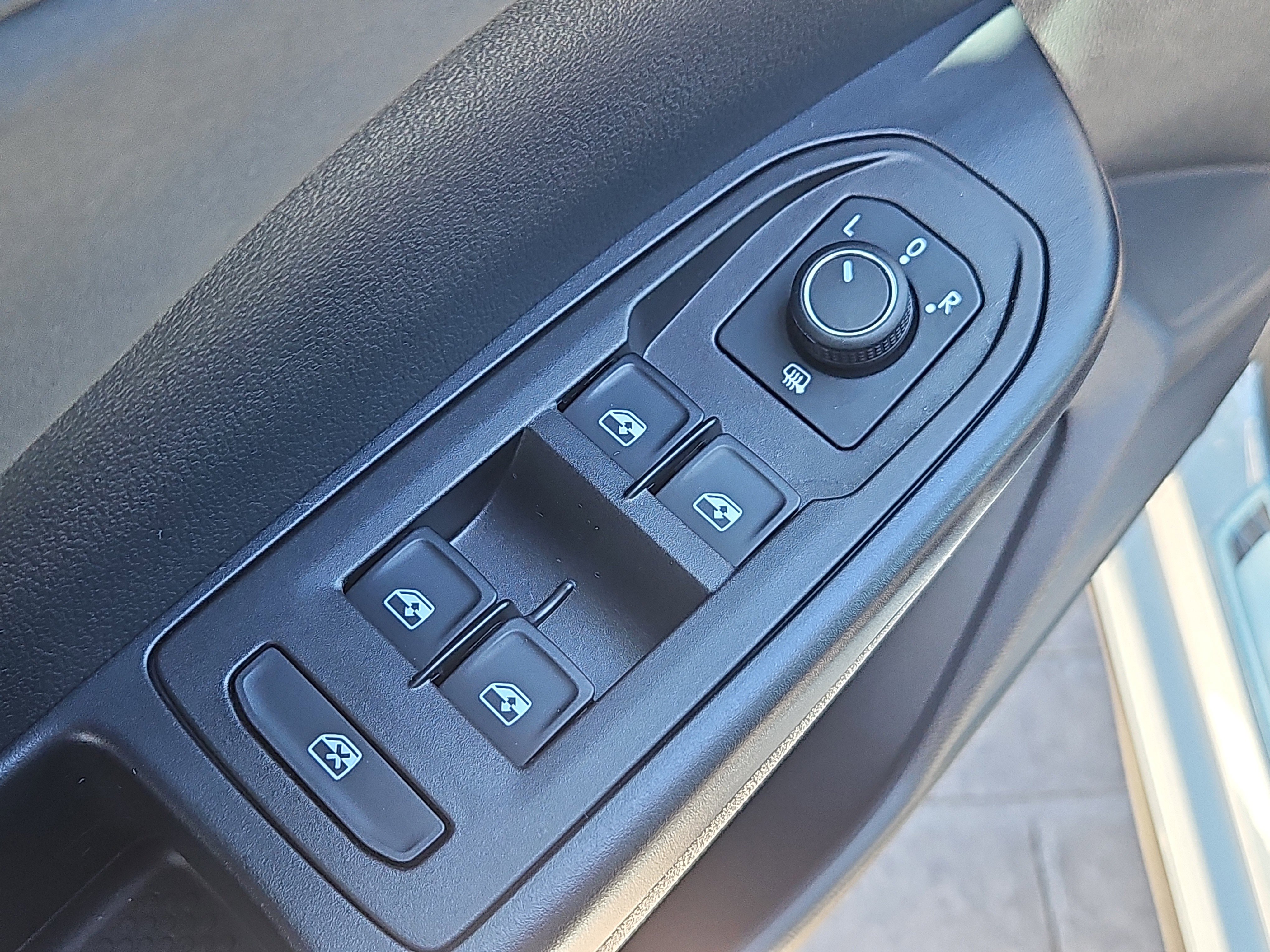 Used 2025 Volkswagen Taos SE image 18