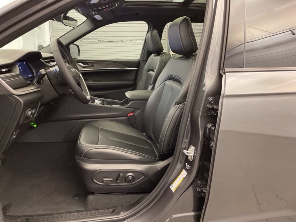 New 2025 Jeep Grand Cherokee Limited AWD/4WD image 16
