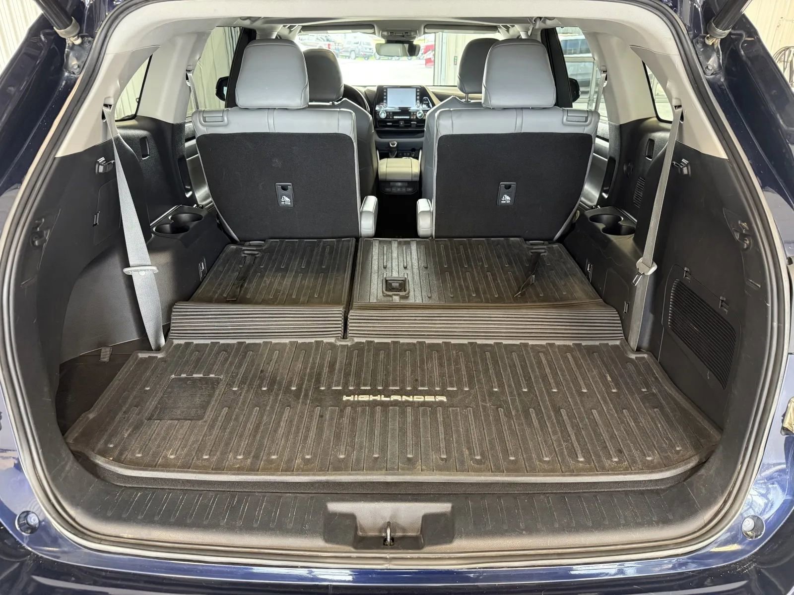 Used 2021 Toyota Highlander XLE AWD/4WD image 19
