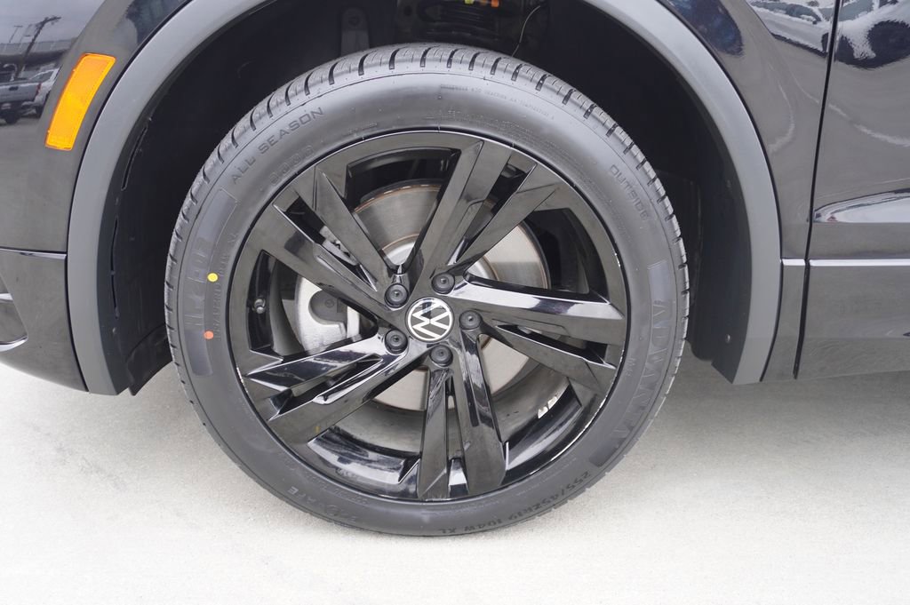 Used 2023 Volkswagen Tiguan SE R-Line image 22