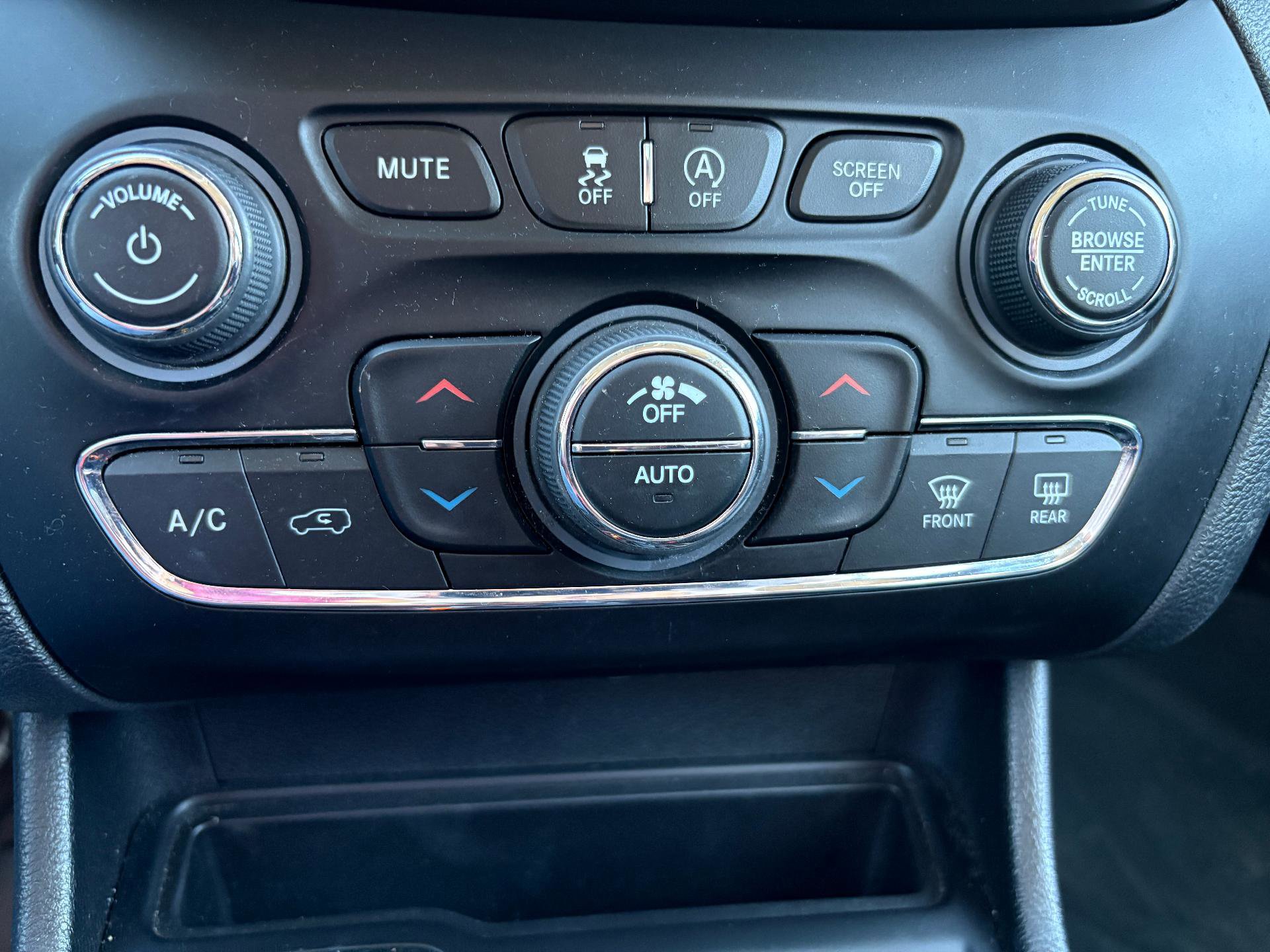 Used 2019 Jeep Cherokee Limited w/ Luxury Group image 27