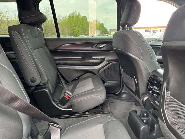 Used 2024 Jeep Grand Cherokee L Laredo image 12