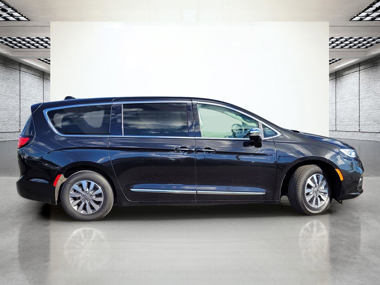 Used 2023 Chrysler Pacifica Limited image 5