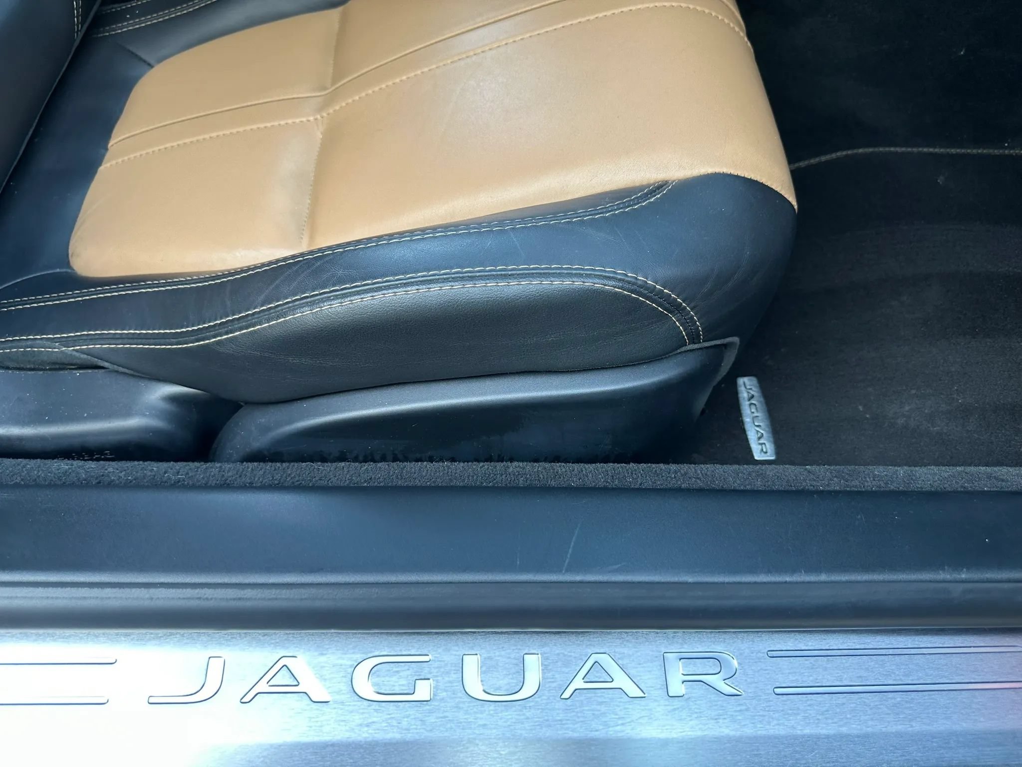 Used 2015 Jaguar F-TYPE R RWD image 22