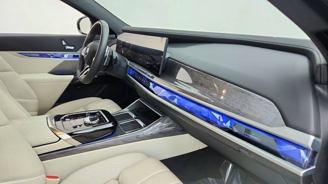 Used 2025 BMW 740i xDrive w/ Premium Package image 21