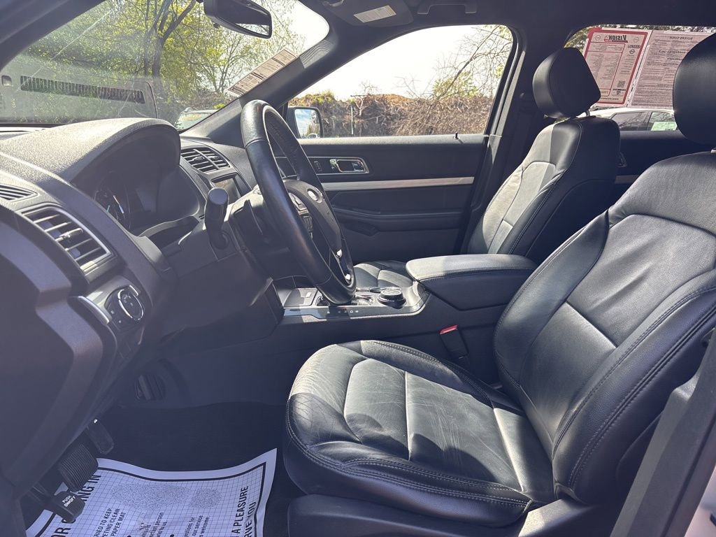 Used 2017 Ford Explorer XLT w/ Equipment Group 202A AWD/4WD image 11