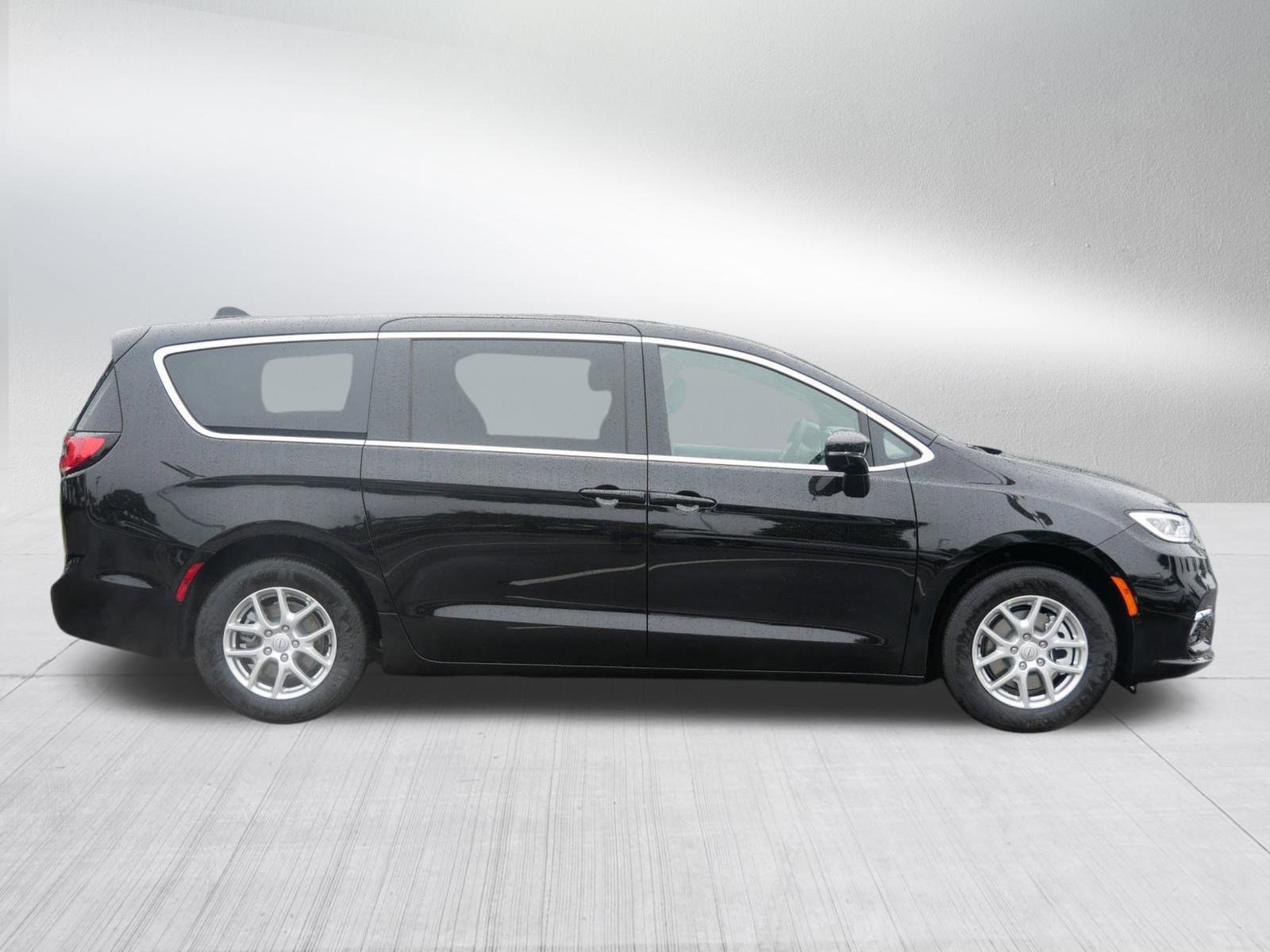 New 2026 Chrysler Pacifica Select image 8