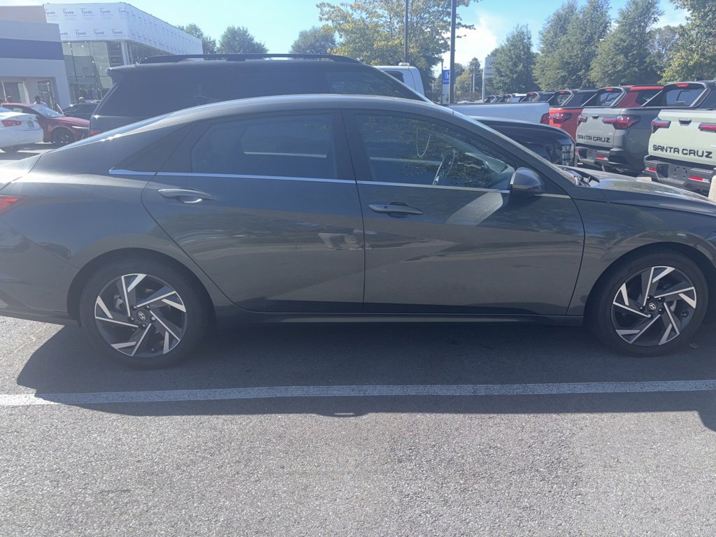 Certified 2025 Hyundai Elantra SEL w/ Cargo Package image 1