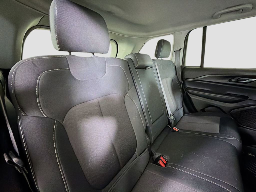 Used 2023 Jeep Grand Cherokee Laredo AWD/4WD image 26