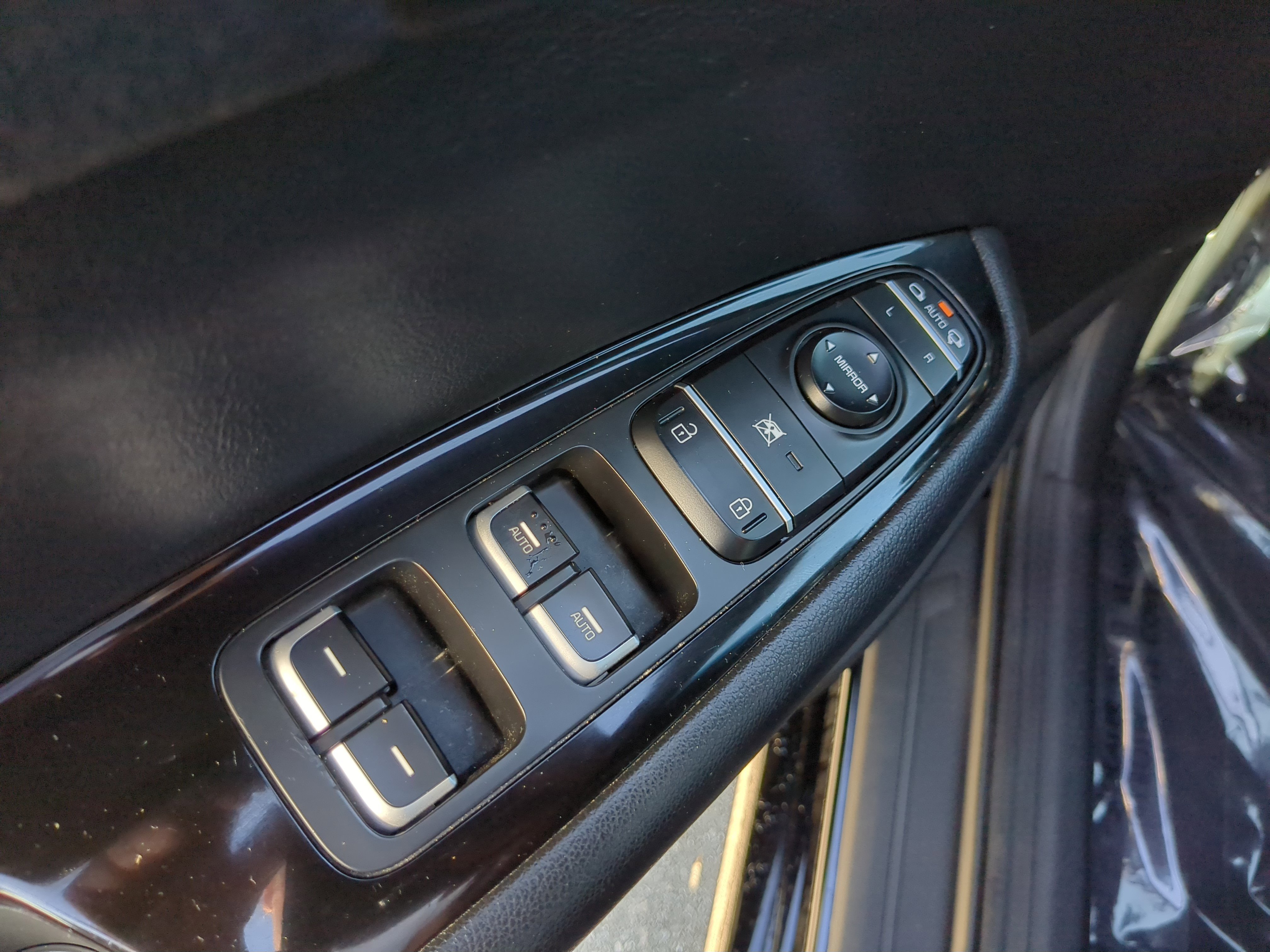 Certified 2019 Kia Optima SX w/ SX Limited (Black) Package image 16