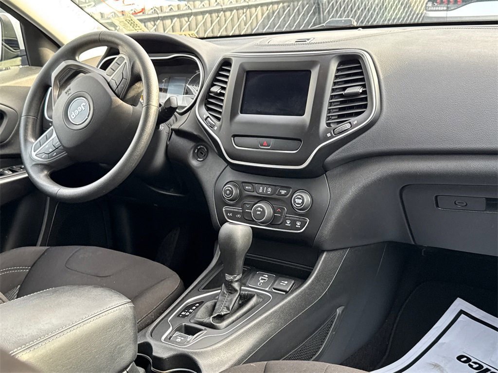 Used 2019 Jeep Cherokee Latitude w/ Popular Appearance Group image 20