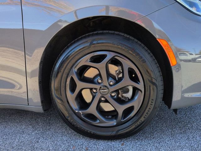 Used 2023 Chrysler Pacifica Limited w/ Uconnect Theater Family Group image 12
