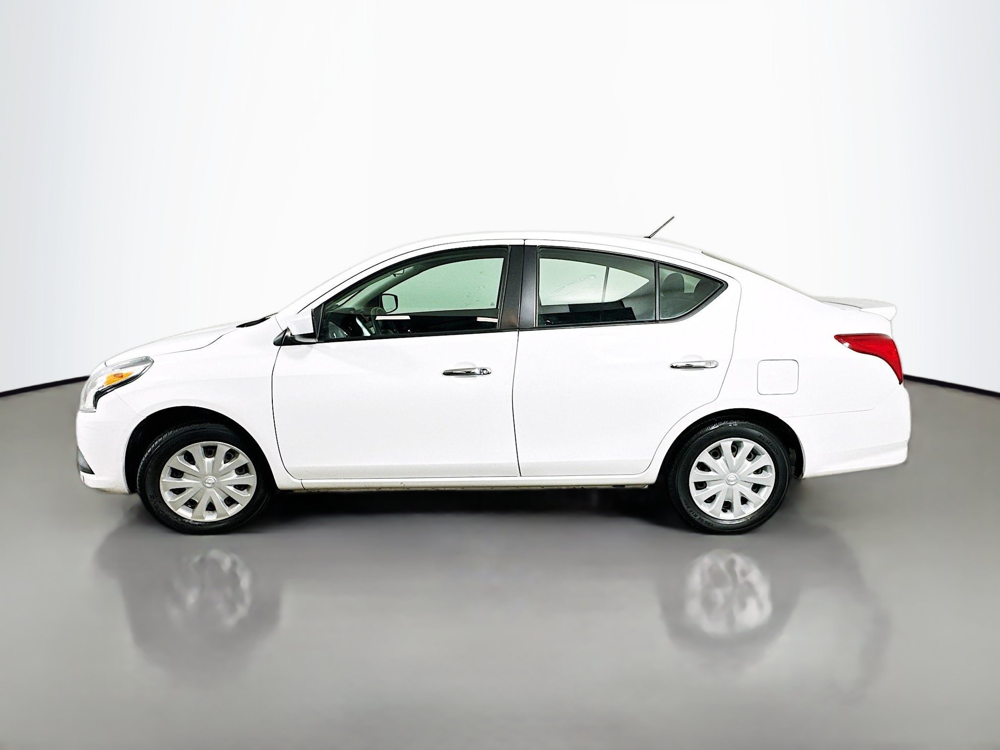 Used 2019 Nissan Versa SV FWD image 4