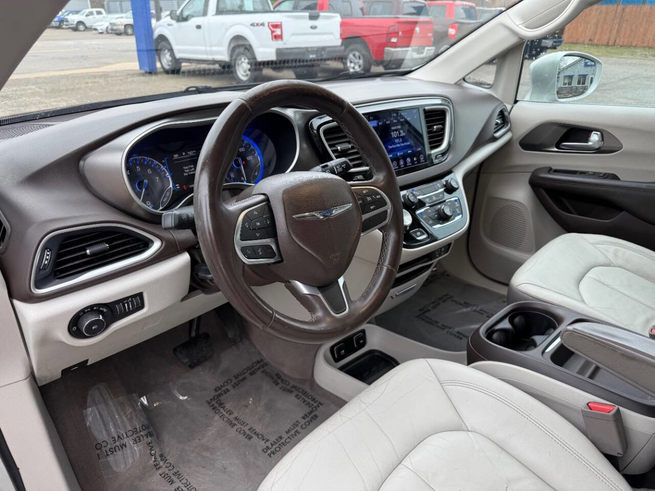 Used 2017 Chrysler Pacifica Touring-L FWD image 13