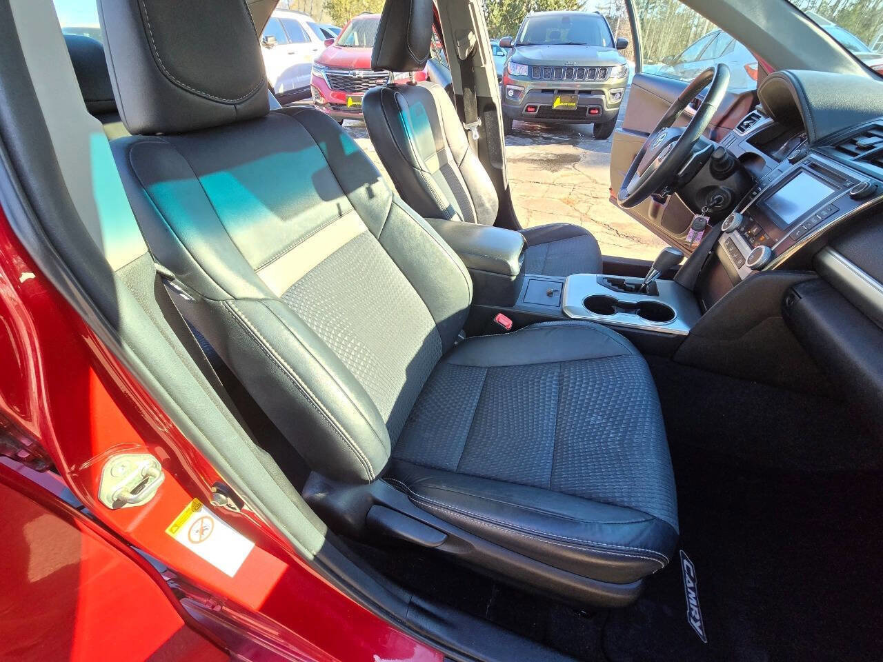 Used 2014 Toyota Camry SE FWD image 17