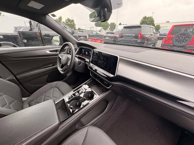 Used 2024 Volkswagen Atlas Cross Sport SE FWD image 17
