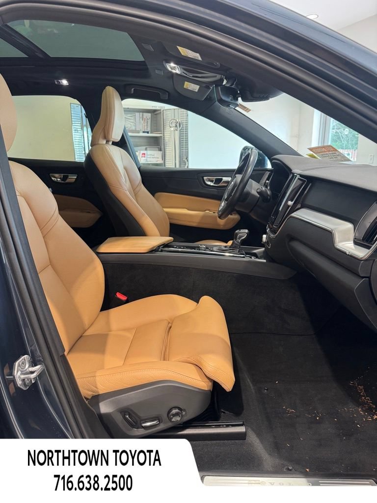 Used 2019 Volvo XC60 T5 Momentum w/ Multimedia Package AWD/4WD image 3