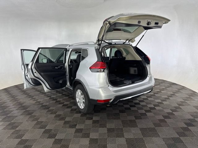 Used 2017 Nissan Rogue SV AWD/4WD image 16