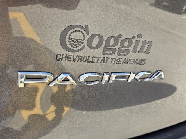 Used 2023 Chrysler Pacifica Touring-L FWD image 16