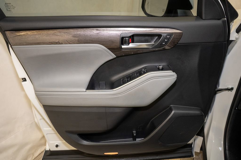 Used 2023 Toyota Highlander Platinum image 14