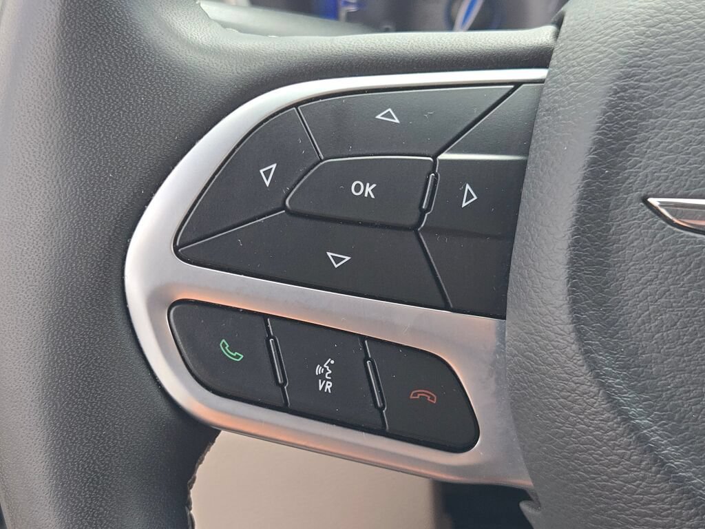 Used 2024 Chrysler Pacifica Touring-L FWD image 32
